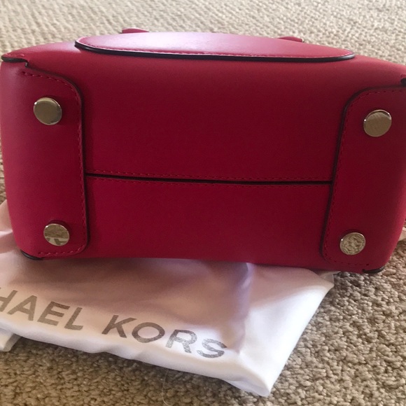 Authentic Michael Kors crossover! - Picture 4 of 8